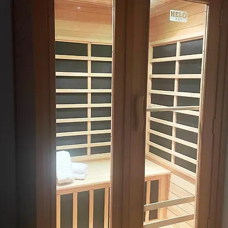 Edi, Spacious With Sauna And Balcony